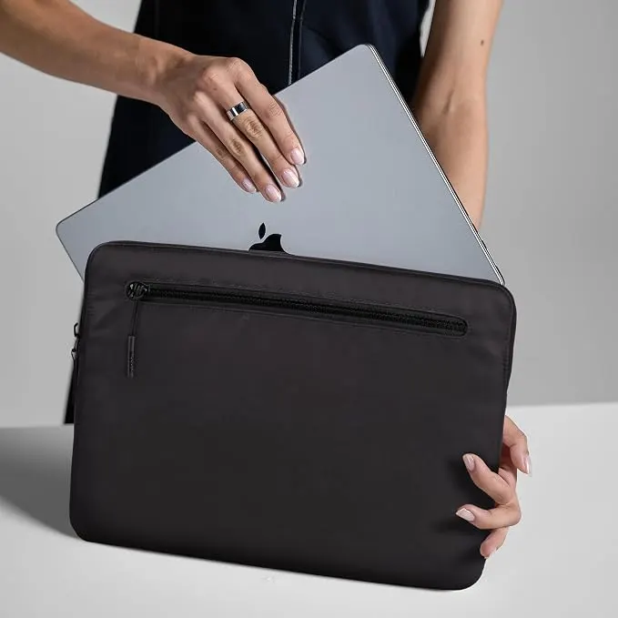 Husă Incase Compact Sleeve pentru MacBook 13", Flight Nylon, Negru