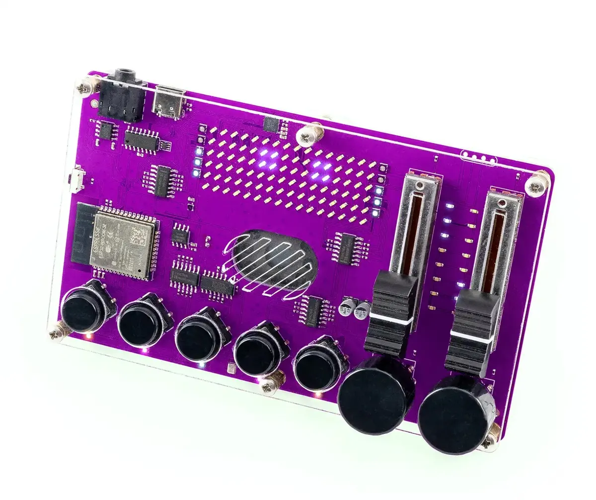 Kit educațional de asamblare electronică CircuitMess Synthia